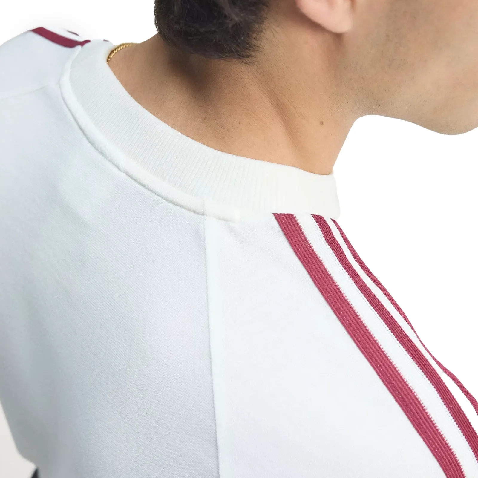 Detalhes da camiseta Adidas Espanha Originals destacando qualidade e acabamento